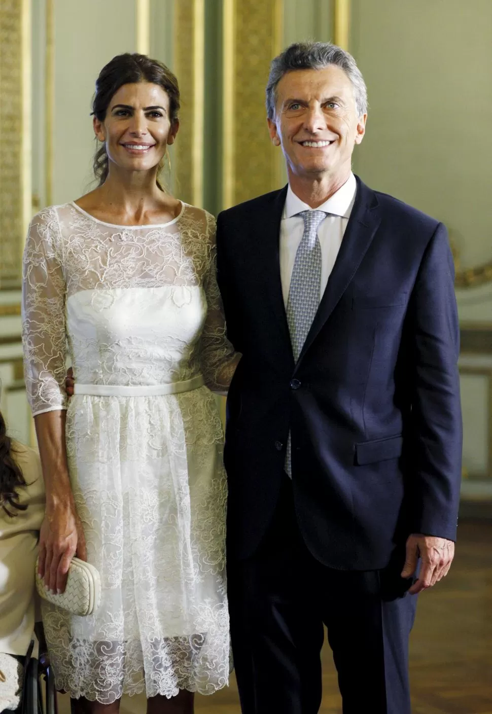 DÍA DE SOL. Juliana Awada eligió un vestido a medio camino entre el blanco y el crudo, una paleta que le gusta mucho. Ese tono se repitió en varias invitadas y algunos interpretaron que se trataba de un simbolismo por la  nueva etapa que comienza.  dyn