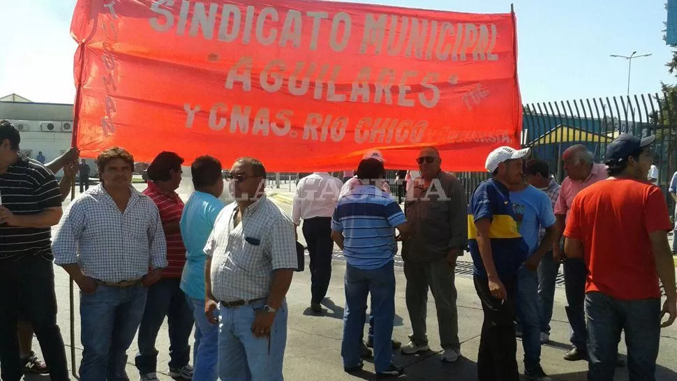 MALESTAR. Los trabajadores estatales reclaman un bono de fin de año de $ 8.000. LA GACETA / FOTO DE ANALÍA JARAMILLO VÍA MÓVIL