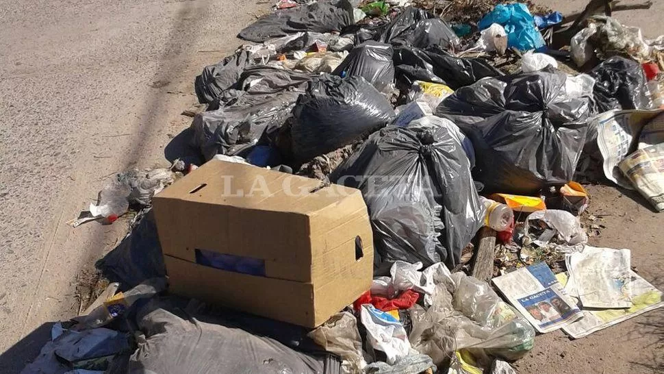 BASURA EN LAS CALLES. Los vecinos afirman que, en algunos barrios, los camiones recolectores no pasan desde el fin de semana anterior. FOTOS ENVIADAS POR WHATSAPP