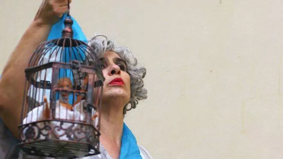 PATRIA ENJAULADA. El personaje a cargo de Verónica Pérez Luna.  