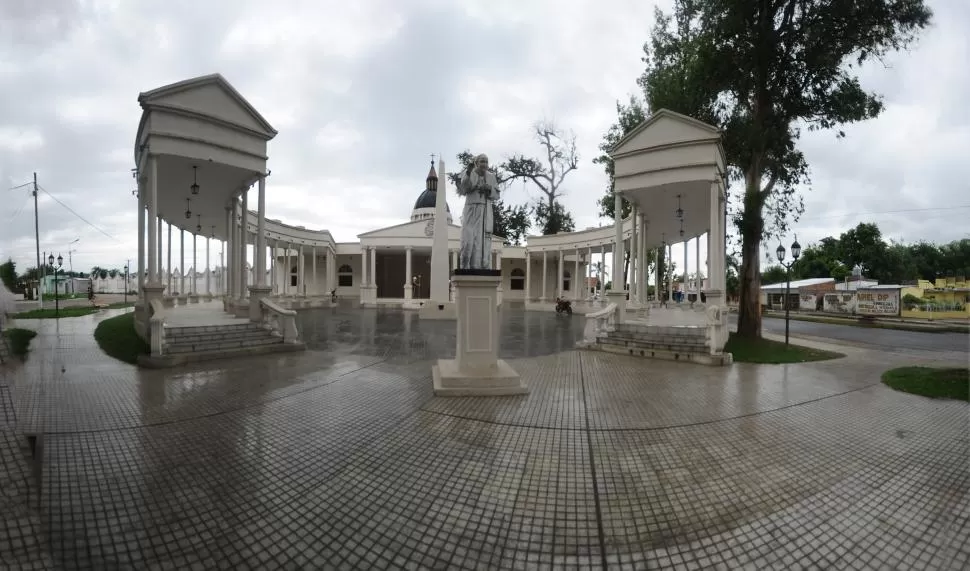 ALTERNATIVA. A pesar de ser el más distante, el cementerio de Famaillá también es elegido por los santalucenses. Hasta tiene una réplica del Vaticano.LA GACETA /FOTOS DE OSVALDO RIPOLL. 