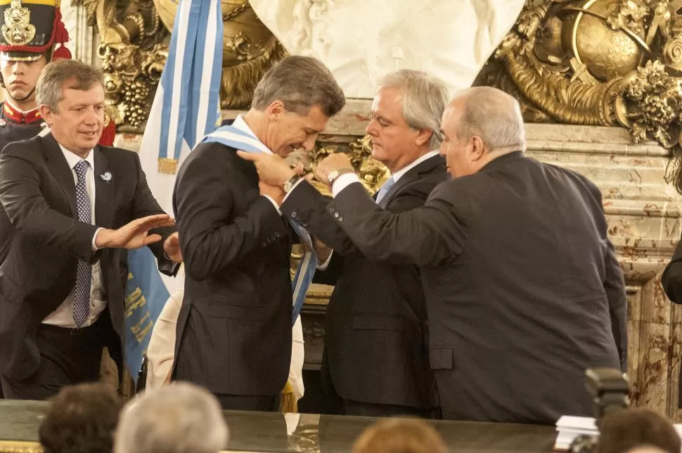 MOMENTO HISTÓRICO. El nuevo presidente Mauricio Macri recibe la banda del titular provisional del Senado, Federico Pinedo. La imagen contiene un dato político por elipsis: la ausencia de la predecesora, Cristina Fernández de Kirchner. presidencia de la nación