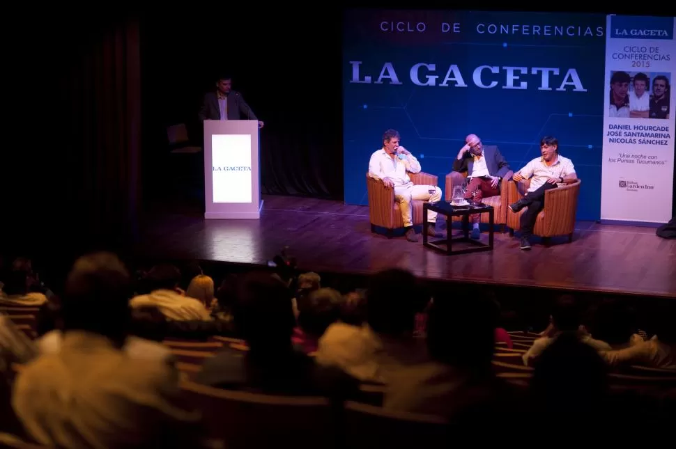 CONCEPTOS CLAROS. En el Hotel Hilton se armó un pequeño living para que el periodista Ezequiel Fernández Moores (al centro) entreviste a José Santamarina y a Daniel Hourcade en el ciclo de conferencias de LA GACETA.  la gaceta / fotos de diego aráoz