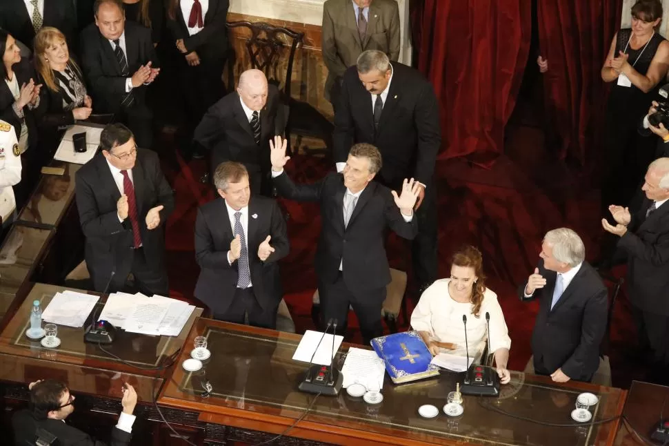 NUEVO MANDATARIO. El presidente Macri, de pie, saluda a la concurrencia mientras recibe aplausos en el Congreso de la Nación. Acababa de finalizar su discurso. presidencia de la nación