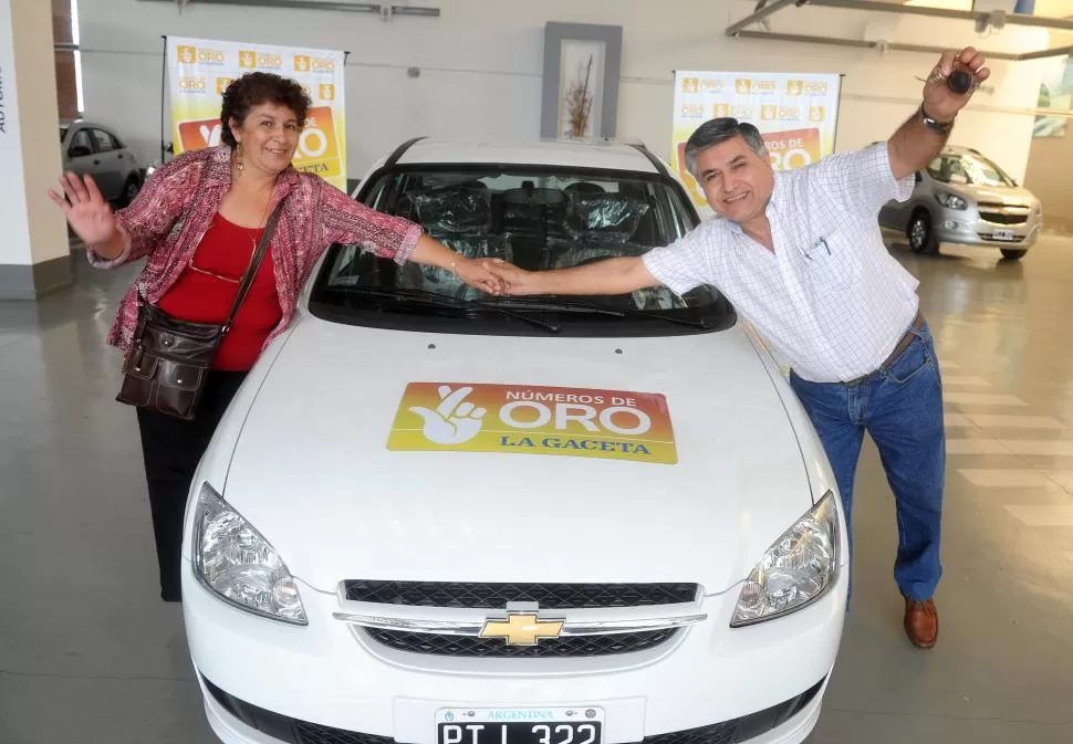 LA PAREJA FELIZ. Con las llaves en la mano, el ganador Jesús Antonio Chilo, junto a su señora, Daniela Sánchez, durante la entrega del premio. LA GACETA / FOTOS DE ANTONIO FERRONI.  