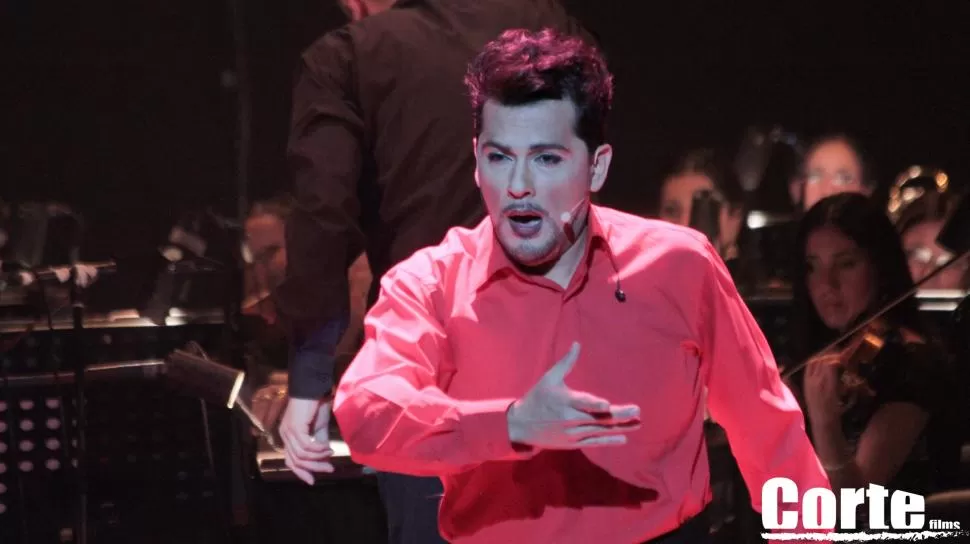 MOTOR DEL SHOW. A Pablo Vera le gustar cantar temas románticos.  