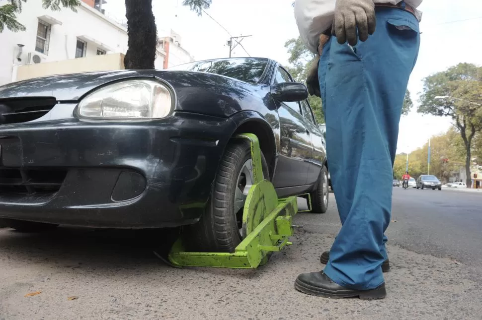 INMOVILIZADO. El cepo en la rueda delantera corresponde al 35% de las infracciones labradas en la capital. LA GACETA / FOTOS DE ANTONIO FERRONI.