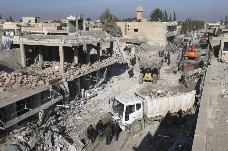 IMPACTO. Edificios de viviendas y comercios quedaron reducidos a escombros a causa del efecto destructivo de los explosivos que estallaron. reuters