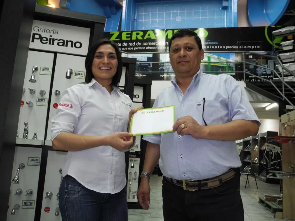 NÚMERO DE LA SUERTE. Mario Alberto Naín recibe su premio de Zeramiko.LA GACETA / FOTO DE JOSÉ NUNO. 