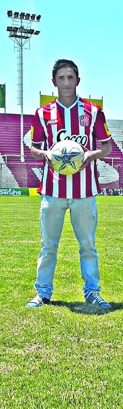 FELICIDAD. Víctor Rodríguez se puso la camiseta “santa” por primera vez. foto de josé alderete