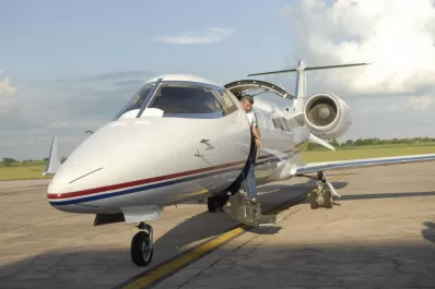 Alperovich usó un avión oficial y reavivó el debate