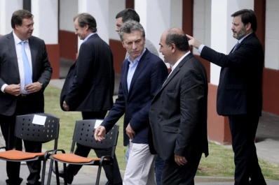 Manzur le insistió a Macri que eleve el corte de etanol en naftas