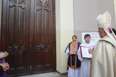 El arzobispo abrió la Puerta Santa de la Catedral