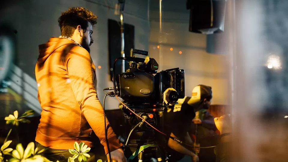  -TRAS LAS CÁMARAS. Navarro mostrará paisajes de España, Buenos Aires y Tucumán, donde rodará en enero. Foto de Facundo Ballve.