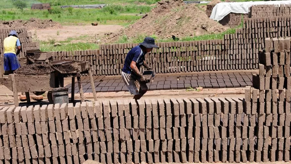 TRABAJO EN NEGRO. Casi la mitad de los asalariados tucumanos trabaja en negro. ARCHIVO / LA GACETA