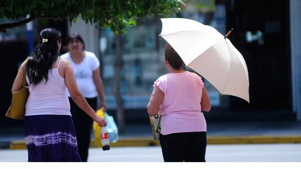 EL PARAGUAS NO ESTÁ DE MÁS. Las jornadas de hoy y mañana serán inestables. ARCHIVO