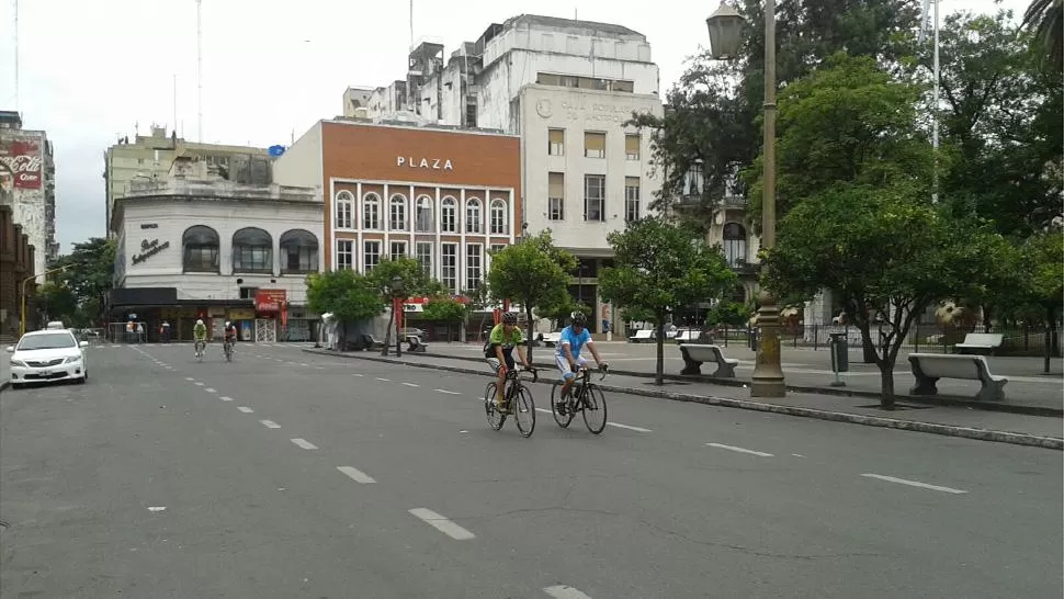 DUEÑOS DE LA CALLE. Los bikers compiten por el Campeonato de Ciclismo de Ruta. (FOTOS DE JOSÉ NÁZARO / LAGACETA.COM)