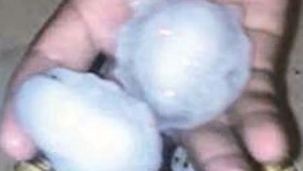 GRANIZO. Cayeron piedras de gran tamaño. FOTO TOMADA DE TWITTER