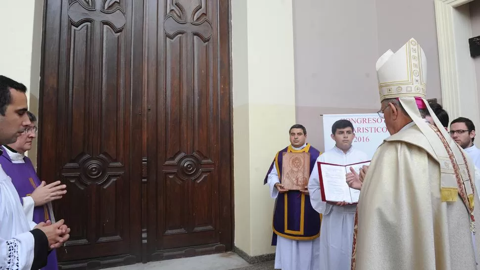 EN LA CATEDRAL. Monseñor Zecca, ante la Puerta Santa. HÉCTOR PERALTA / LA GACETA