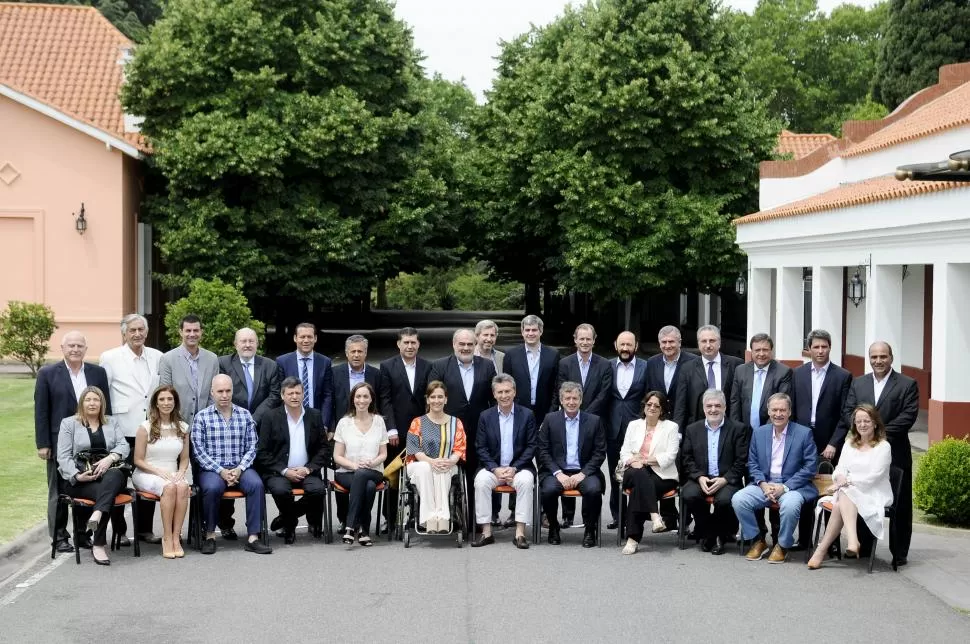 LA CONDUCCIÓN DEL PAÍS. De izquierda a derecha, sentados: Rosana Bertone (Tierra del Fuego), Claudia Ledesma (Santiago del Estero), Horacio Rodríguez Larreta (Ciudad de Buenos Aires), Domingo Peppo (Chaco), María Eugenia Vidal (Buenos Aires), Gabriela Michetti (vicepresidenta), Mauricio Macri (presidente), Emilio Monzó (presidente  de la Cámara Baja), Lucía Corpacci (Catamarca), Mario Das Neves (Chubut) , Juan Schiaretti (Córdoba) y Alicia Kirchner (Santa Cruz). Arriba, de izquierda a derecha y de pie: Miguel Lifschitz (Santa Fe), Alberto Rodríguez Saá (San Luis), Juan Manuel Urtubey (Salta), Carlos Verna (La Pampa), Omar Gutiérrez (Neuquén), Alfredo Cornejo (Mendoza), Sergio Casas (La Rioja), Ricardo Colombi (Corrientes), Rogelio Frigerio (ministro del Interior), Marcos Peña (jefe de Gabinete),  Gustavo Bordet (Entre Ríos), Gildo Insfrán (Formosa), Gerardo Morales (Jujuy),  Hugo Passalacqua﻿ (Misiones), Alberto Weretilneck (Río Negro),  Sergio Uñac (San Juan) y Juan Manzur (Tucumán). dyn