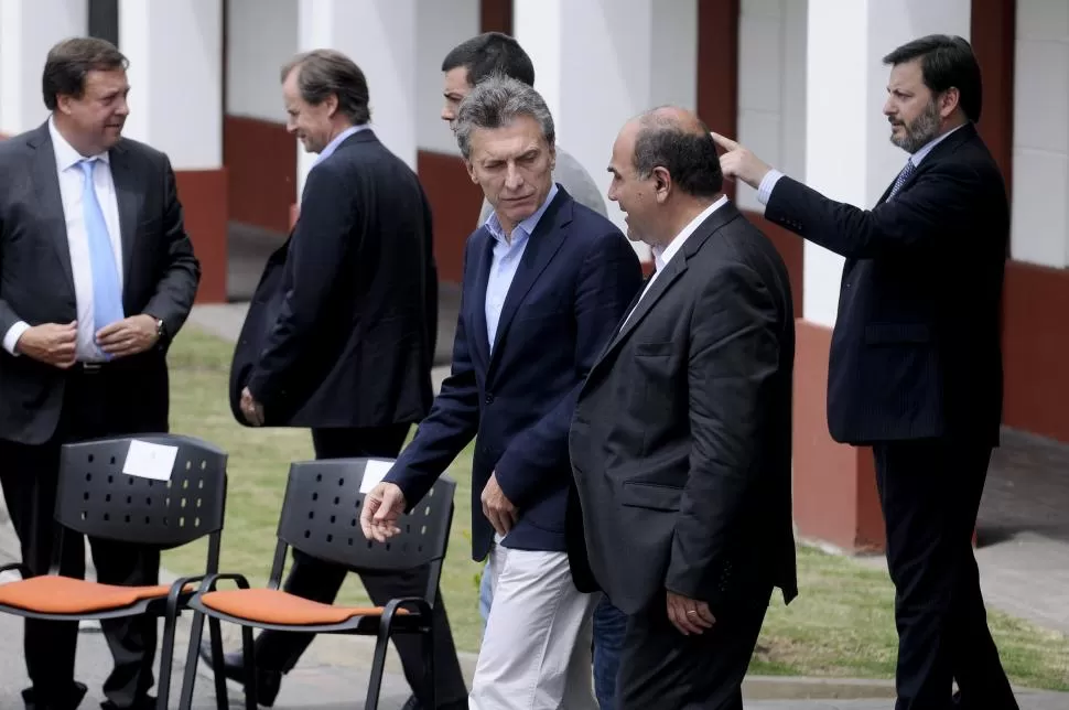 CAMINATA. Macri escucha a Manzur, tras el almuerzo en la Quinta de Olivos. dyn