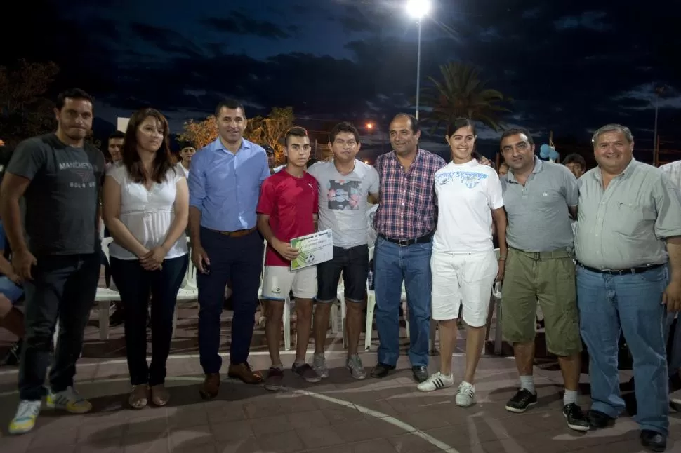 RECONOCIMIENTOS. Erroz, Leito, “Pulguita” y Moreno entregaron las distinciones a Gigena (remera fucsia) y Barrera (de blanco, entera), dos créditos tranqueños. LA GACETA / FOTOS DE DIEGO ARÁOZ