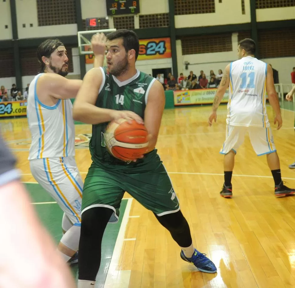 GOLEADOR. Carlos Báez, pivot del “verde”, convirtió 24 puntos. la gaceta / foto de héctor peralta (archivo)