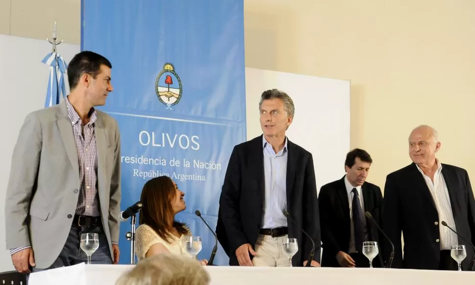 MIRADAS. Urtubey dirige su rostro al del presidente Macri, mientras la gobernadora bonaerense Vidal sonríe, durante el encuentro en Olivos. DYN