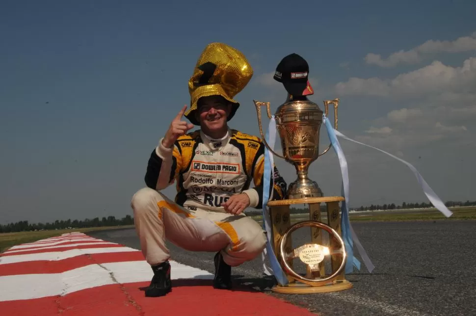 DUEÑO DE LA PISTA. Martínez es el número uno del año. En el circuito platense, “Gurí” se sacó una foto para guardar. Prensa ACTC