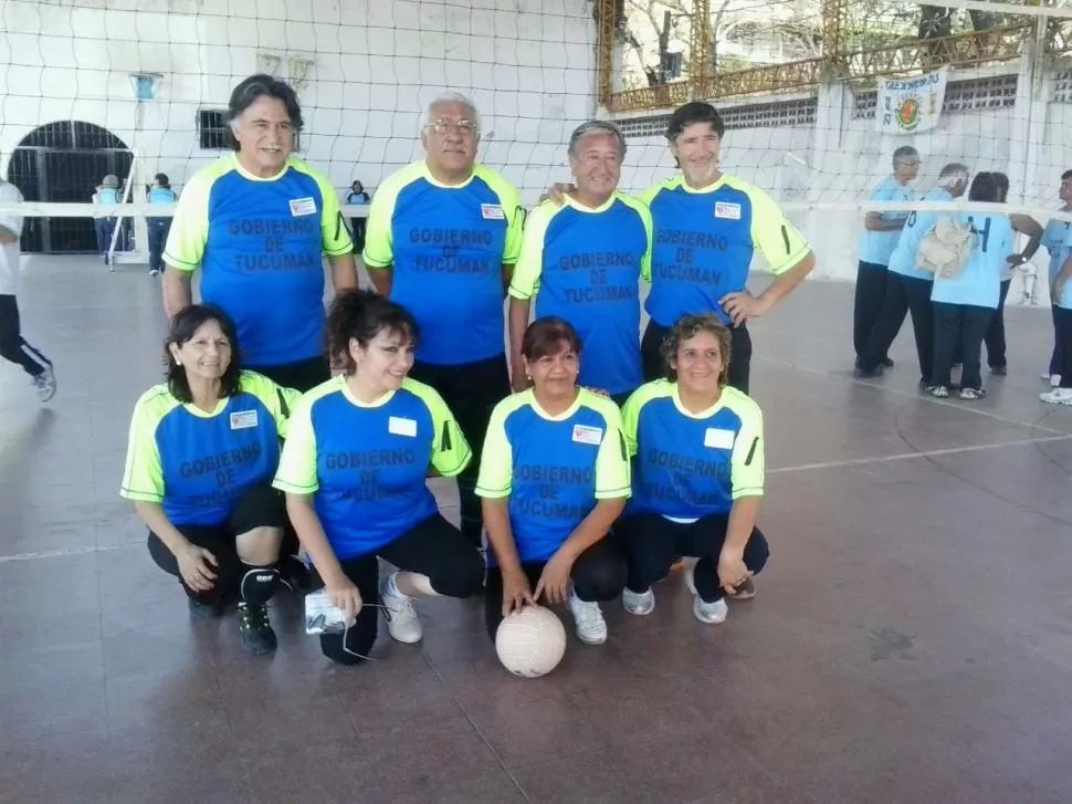 LISTOS. El “Grupo Independencia” posa en la cancha de Complejo Ledesma. FOTO DE Ana María Brito