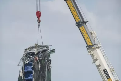 Video: así retiraban el ómnibus que aplastó a los gendarmes