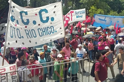 Dos protestas convierten al centro en un caos