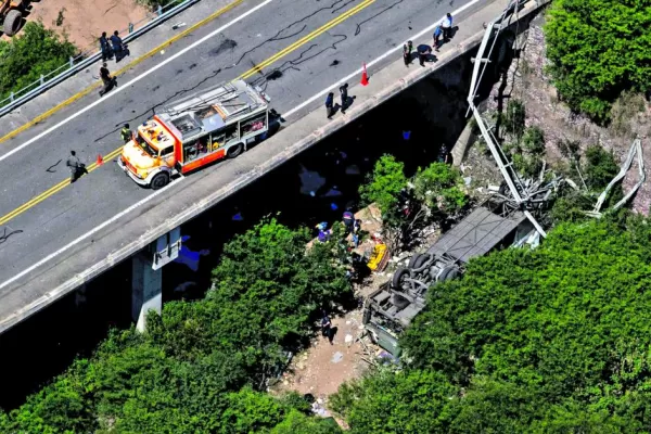 Intentan determinar cómo y por qué estalló el neumático que arrojó el ómnibus al lecho del río