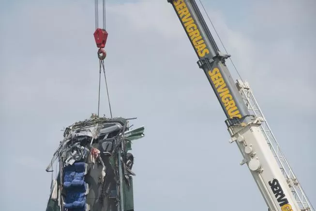 IMPACTANTE. Los rescatistas tuvieron que cortar el techo del vehículo para rescatar a las víctimas. LA GACETA / FOTO DE JORGE OLMOS SGROSSO