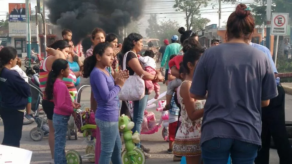 EN ALDERETES. Los vecinos protestan frente a la Municipalidad. LA GACETA