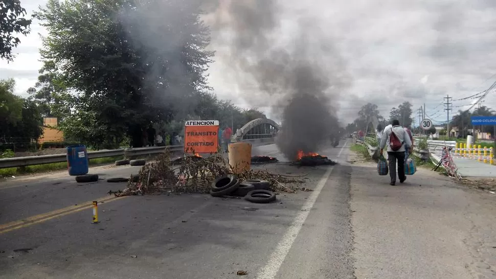 COMPLICACIONES. Los manifestantes amenazan con cortar mañana la nueva y la vieja traza de la ruta 38. FOTO GENTILEZA ACONTECIMIENTOS AGUILARES