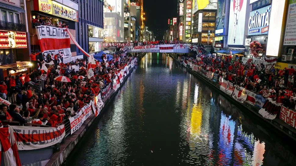 MAREA ROJA Y BLANCA. Los fanáticos cubrieron la zona de Dotonbori con los colores de River. REUTERS