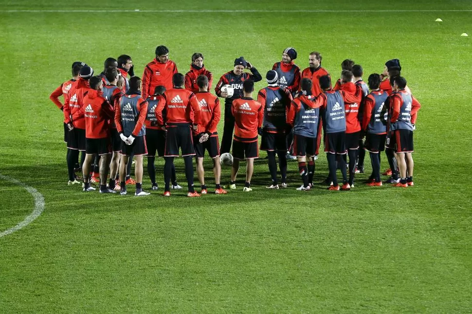 SILENCIO, HABLA GALLARDO. El plantel se reúne en ronda para escuchar las indicaciones. El clima en Osaka es muy frío; a los jugadores se los vio muy abrigados.  reuters