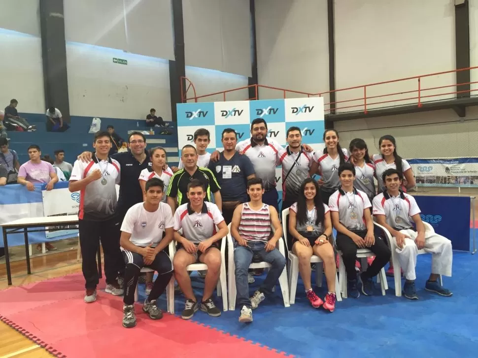 FELICES. La delegación de Tucumán posa con varias medallas en Catamarca. foto de la federación tucumana de karate