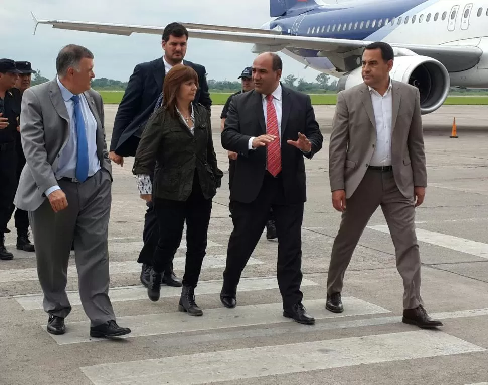 ESCALA EN TUCUMÁN. La ministra de Seguridad de la Nación Patricia Bullrich, escoltada por el vicegobernador, Osvaldo Jaldo, el gobernador, Juan Manzur, y el ministro de Gobierno, Regino Amado, en el aeropuerto. prensa y difusión