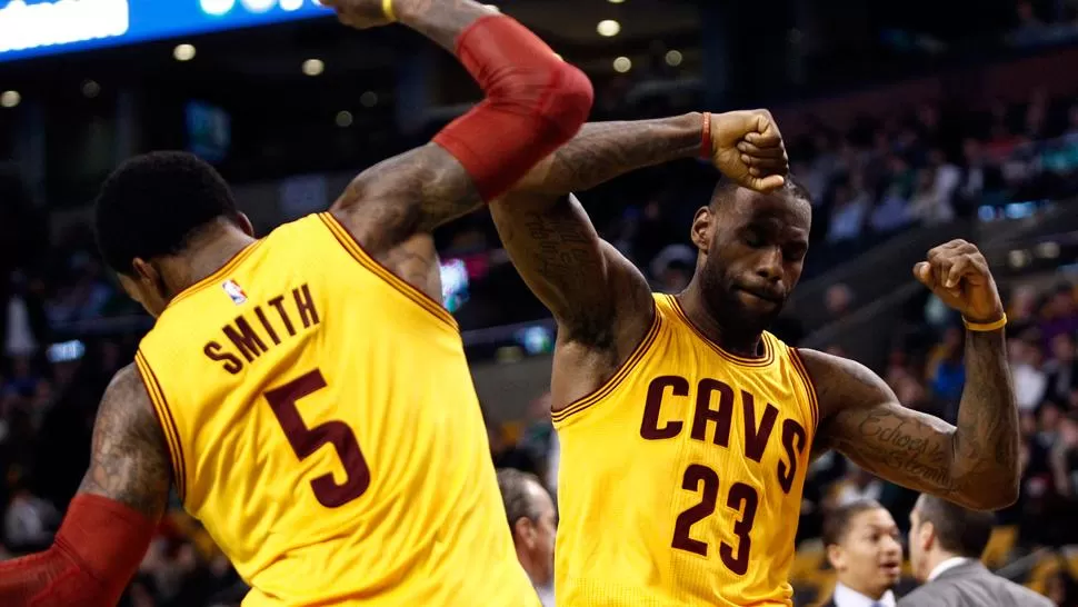 DE FIESTA. Smith y James celebran durante la victoria ante Celtics. REUTERS