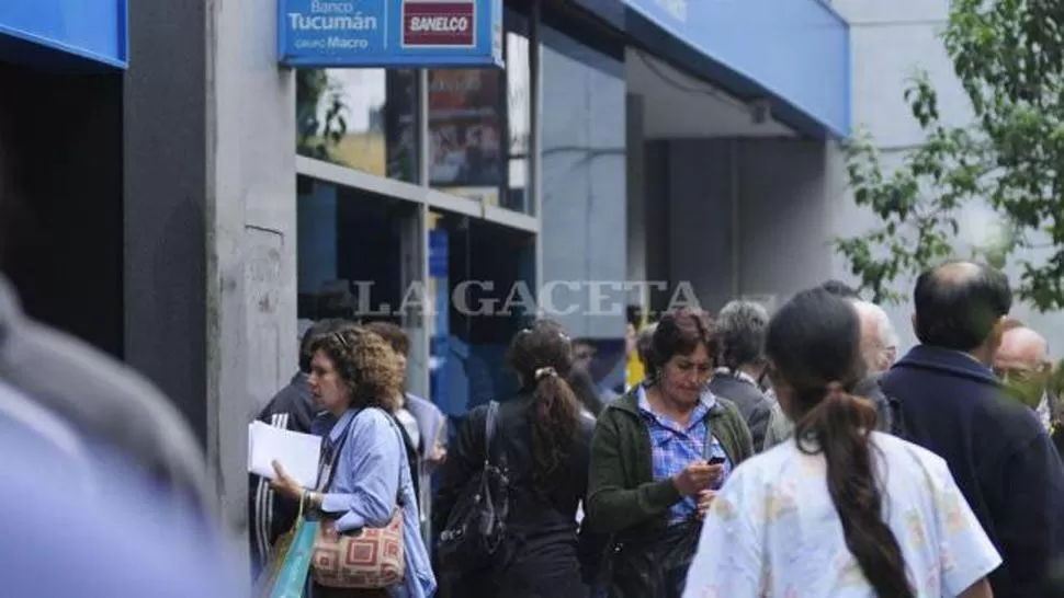 DÍAS MOVIDOS. Se espera que tras el anuncio muchas personas se vuelquen a comprar dólares. ARCHIVO LA GACETA