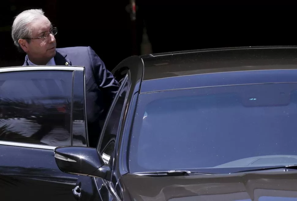 ¿RECIBIÓ DINERO ILEGAL? Cunha se retiró ayer de su domicilio escoltado por efectivos de las fuerzas de seguridad. reuters