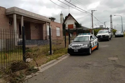 Se asomó por la ventana y encontró un puma en el patio de su casa