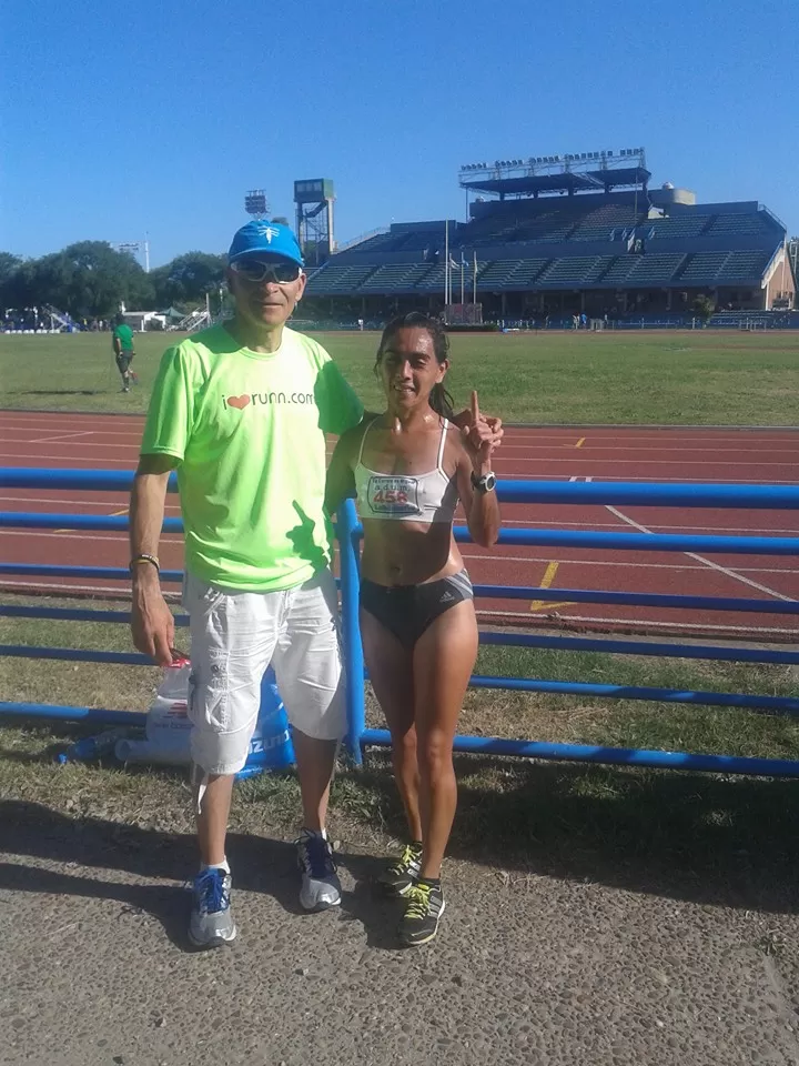 CON SU ENTRENADOR. María Ovejero logró dos objetivos en Mar del Plata. FOTO DEL FACEBOOK DE MARÍA OVEJERO 