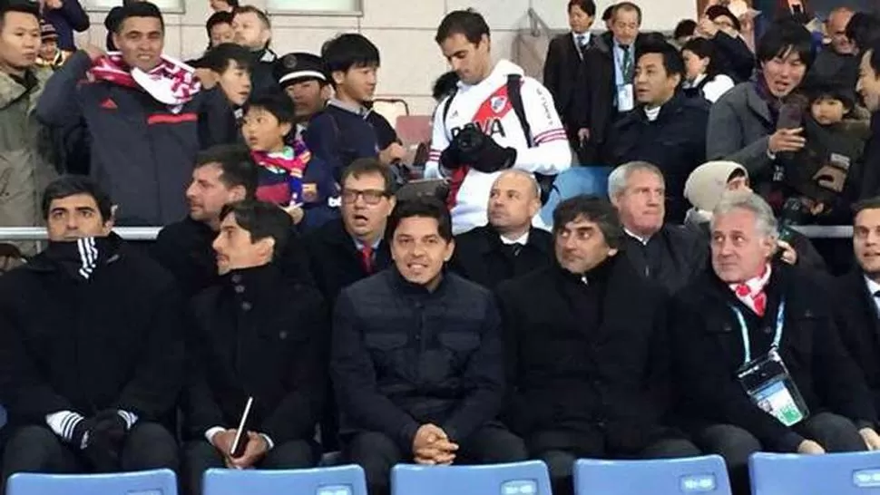 PRESENTE. Gallardo estuvo analizando el juego de Barcelona. (FOTO TOMADA DE TWITTER)