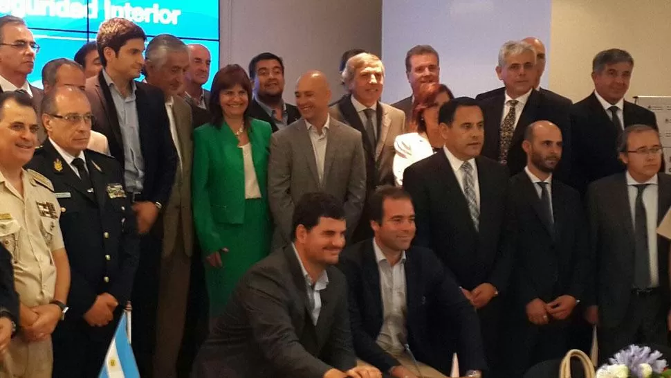 FOTO DE FAMILIA. Regino Amado (tercero desde la derecha, abajo) junto al resto de los funcionarios de seguridad y la ministra Patricia Bullrich.