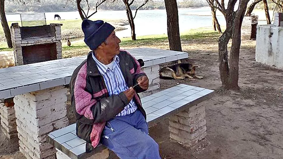HISTÓRICO. Domingo Cornejo comenzó a pescar cuando el espejo recién se estaba llenando de agua. 