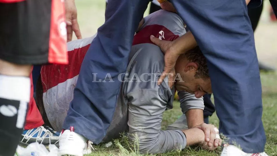 ATURDIDO. El arquero se desplomó por un petardo que estalló muy cerca suyo. ARCHIVO LA GACETA / FOTO DE DIEGO ARÁOZ