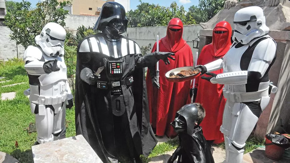Frido Núñez (Stormtrooper), Felix Mercado (Darth Vader), Facundo Lacroix y Gabriel Figueroa (Royal Guard), Ariel Castillo (Stormtrooper) y el mini Darth Vader Leandro Núñez,esperando el gran estreno de “El despertar de la fuerza”.